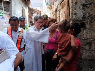 Đức Hồng Y Luis Antonio Tagle đến thăm một cộng đồng tồi tàn ở quận Manila Tondo vào ngày 17 tháng 4 năm 2019. CBCPNEWS