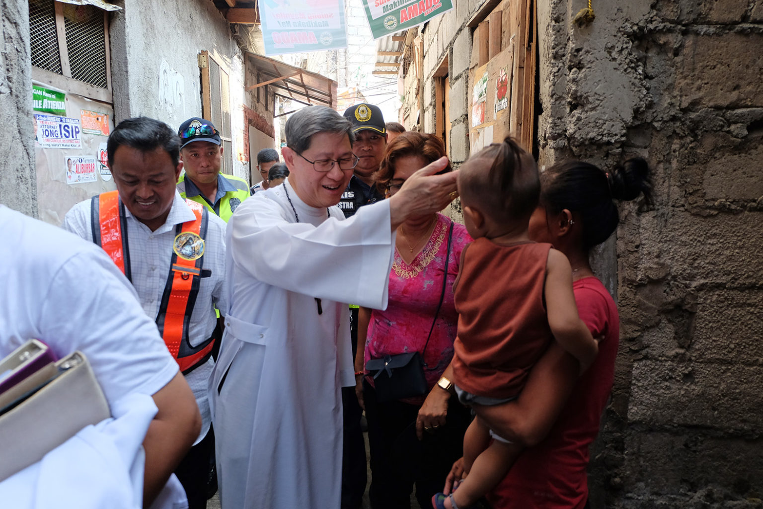 Đức Hồng Y Luis Antonio Tagle đến thăm một cộng đồng tồi tàn ở quận Manila Tondo vào ngày 17 tháng 4 năm 2019. CBCPNEWS