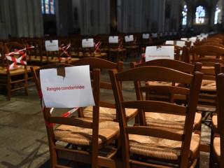 Nhà thờ ở Quimper. Trong một đám tang, sự tham dự được giới hạn trong hai mươi người. (Ảnh của FRED TANNEAU / AFP)