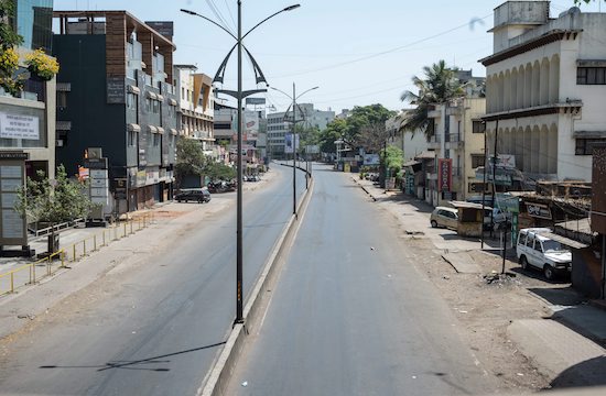 Khóa chặt được thực hiện trên toàn quốc ở Ấn Độ để chiến đấu với đại dịch COVID-19. (Ảnh: Â Abhijeet Gurjar / Dây ZUMA / MaxPPP)) (MaxPPP TagID: maxnewsfrfour432236.jpg) [Photo via MaxPPP]