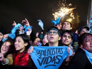 Những người ủng hộ cuộc sống ăn mừng ở Buenos Aires, Argentina, ngày 9 tháng 8 sau khi các nhà lập pháp bỏ phiếu chống lại một dự luật có thể hợp pháp hóa việc phá thai. (Tín dụng: Agustin Marcarian / Reuters qua CNS.)