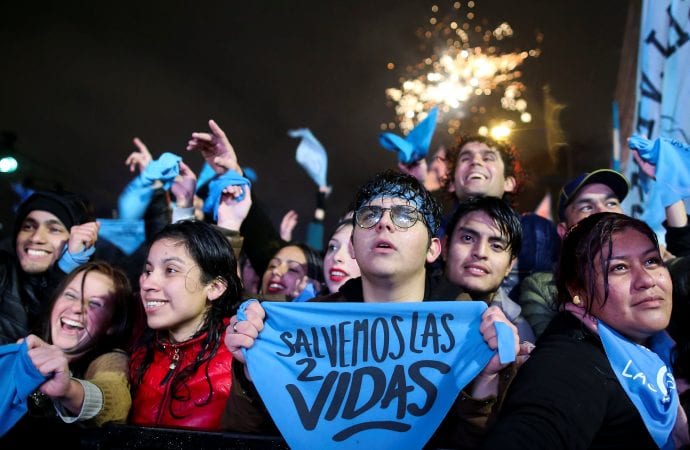Những người ủng hộ cuộc sống ăn mừng ở Buenos Aires, Argentina, ngày 9 tháng 8 sau khi các nhà lập pháp bỏ phiếu chống lại một dự luật có thể hợp pháp hóa việc phá thai. (Tín dụng: Agustin Marcarian / Reuters qua CNS.)