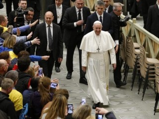 Giáo hoàng Francis dẫn dắt khán giả chung của mình trong hội trường Paul VI tại Vatican ngày 29 tháng 1 năm 2020. (Tín dụng: CNS)