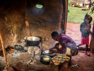Một người mẹ là một phần của chương trình Dịch vụ Cứu trợ Công giáo về dinh dưỡng gia đình chuẩn bị đậu cho bảy đứa con của gia đình tại nhà của họ ở Konjiko, Kenya, ngày 1 tháng 5 năm 2019. (Tín dụng: Georgina Goodwin cho Dịch vụ Cứu trợ Công giáo qua CNS.)