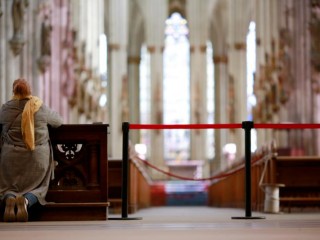 Ảnh CNS / Thilo Schmuelgen, Reuters
Một người phụ nữ ở Cologne, Đức, cầu nguyện bên trong nhà thờ bị đóng cửa của thành phố vào ngày 15 tháng 3 năm 2020. (Ảnh CNS / Thilo Schmuelgen, Reuters)