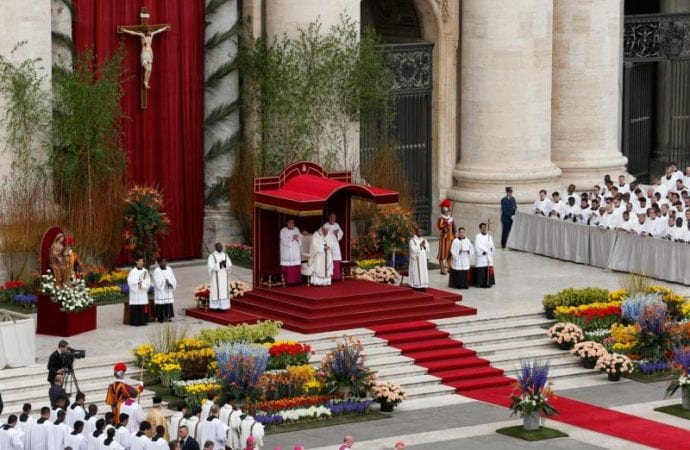 Đức Giáo Hoàng Phanxicô cử hành Thánh lễ Phục sinh tại Quảng trường Thánh Peter tại Vatican ngày 21 tháng 4 năm 2019. (Tín dụng: Paul Haring / CNS.)