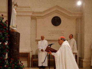 Đức Hồng y Antonio Marto dâng lời cầu nguyện tận hiến trước Đức Trinh Nữ Fatima ở Bồ Đào Nha. Đền thánh Đức Mẹ Fatima