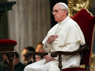 Pope-Francis-and-the-rosary-1