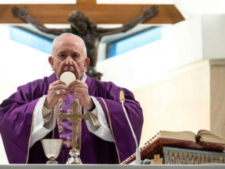 Đức Giáo Hoàng Phanxicô dâng thánh lễ tại Casa Santa Marta vào ngày 10 tháng 3 năm 2020. Tín dụng: Vatican Media / CNA.