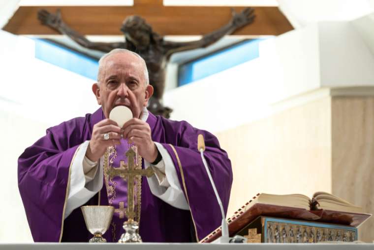 Đức Giáo Hoàng Phanxicô dâng thánh lễ tại Casa Santa Marta vào ngày 10 tháng 3 năm 2020. Tín dụng: Vatican Media / CNA.