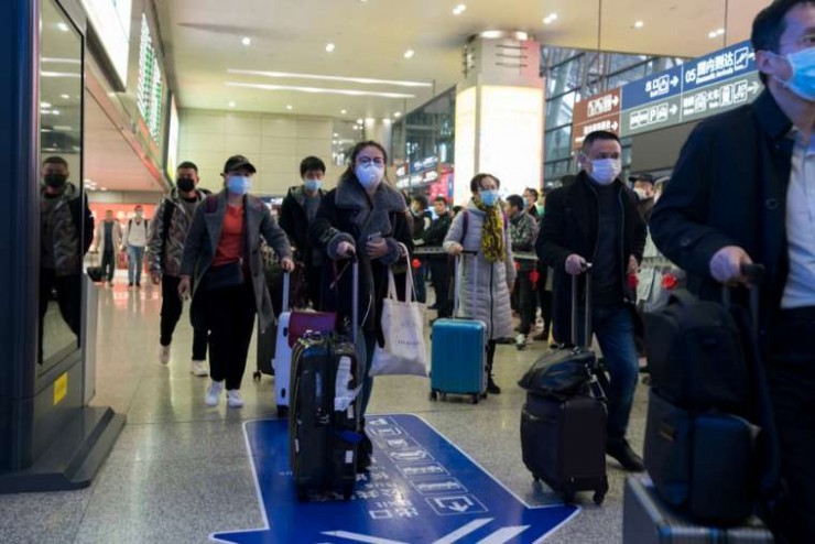 Du khách tại một sân bay ở Thành Đô, Trung Quốc đeo khẩu trang để ngăn ngừa nhiễm trùng coronavirus. Tín dụng: B.Zhou / Shutterstock.