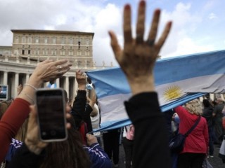 Những người hành hương của Argentina vẫy cờ và cầm cờ khi Đức Giáo hoàng Phanxicô ban phước lành trong buổi cầu nguyện buổi trưa của Angelus từ cửa sổ phòng thu của ông nhìn ra Quảng trường Thánh Peter tại Vatican, Chủ nhật, ngày 3 tháng 11 năm 2019. (Tín dụng: Gregorio Borgia / AP.)