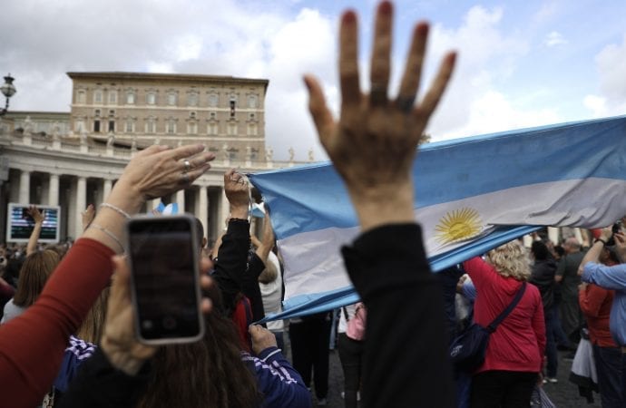 Những người hành hương của Argentina vẫy cờ và cầm cờ khi Đức Giáo hoàng Phanxicô ban phước lành trong buổi cầu nguyện buổi trưa của Angelus từ cửa sổ phòng thu của ông nhìn ra Quảng trường Thánh Peter tại Vatican, Chủ nhật, ngày 3 tháng 11 năm 2019. (Tín dụng: Gregorio Borgia / AP.)