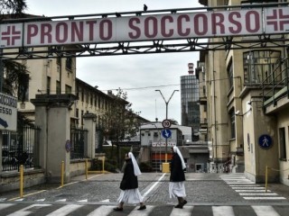 Y tá Nun tại phòng cấp cứu ở Bệnh viện Le Molinette ở miền bắc Italy (AFP hoặc người cấp phép)