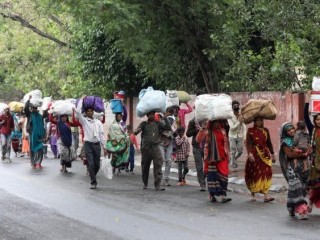 Không có phương tiện vận chuyển có sẵn dưới khóa, công nhân nhập cư ở New Delhi đi bộ về nhà đến làng bản địa của họ. (ANSA)