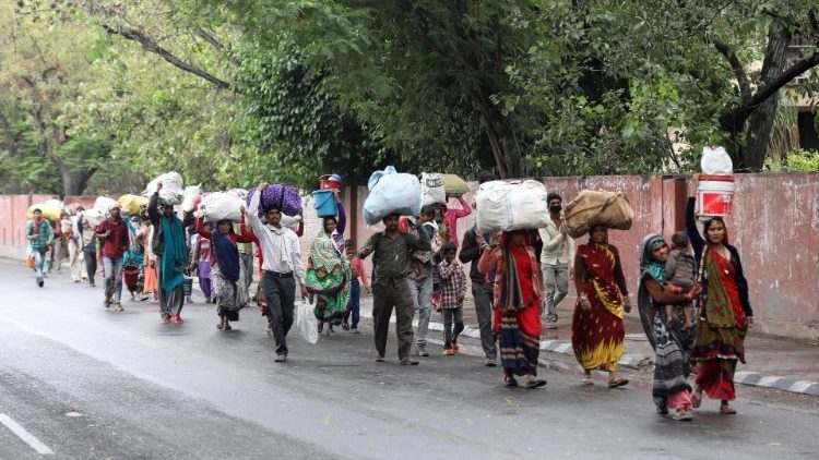 Không có phương tiện vận chuyển có sẵn dưới khóa, công nhân nhập cư ở New Delhi đi bộ về nhà đến làng bản địa của họ. (ANSA)