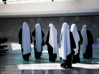 nuns-4153008_1280-690x450
