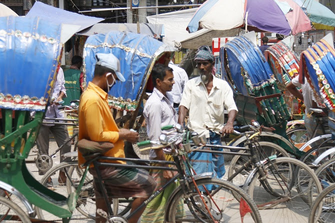 Người kéo Rickshaw chờ đợi hành khách trong khu vực Mirpur của thủ đô Dhaka. Những người có thu nhập thấp đang bị thiệt hại nặng nề do mất thu nhập do đại dịch coronavirus. (Ảnh: Stephan Uttom / Tin tức UCA)