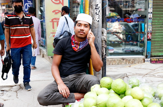 Akbar Hossain, một người bán trái cây theo mùa, cố gắng kiếm tiền ở khu vực Mirpur của thủ đô Dhaka. Những người bán hàng rong phải đối mặt với những mất mát lớn khi những người dân thành phố hoảng loạn ở nhà. (Ảnh: Stephan Uttom / Tin tức UCA)
