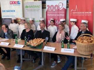 Từ trái qua: Kurt Schebesta (Hiệp hội thợ làm bánh), Martina Kronberger-Vollnhofer (Nhà trẻ trẻ em) Fr Martin Lietgöb (Redeemorists), Andrea Pinz (Giám đốc văn phòng trường Giáo phận) Fr Niklaus Krasn (Tổng giám mục).