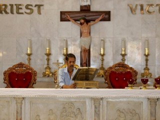 Một nhân viên của Giáo hội Công giáo Sri Lanka chuẩn bị cho lễ Phục sinh tại nhà thờ St.Anthony, một trong những địa điểm bị tấn công trong lễ Phục sinh năm ngoái, trong một lệnh giới nghiêm được áp dụng để ngăn chặn sự lây lan của một loại virus mới ở Colombo, Sri Lanka, Chủ nhật, ngày 12 tháng 4 năm 2020 (Tín dụng: Eranga Jayawardena / AP.)