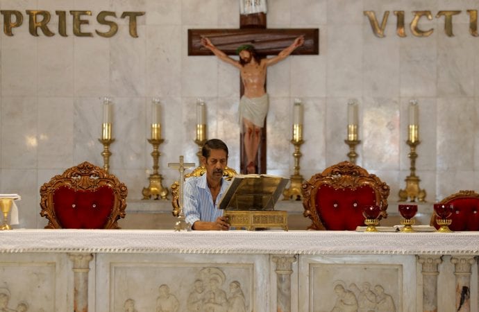 Một nhân viên của Giáo hội Công giáo Sri Lanka chuẩn bị cho lễ Phục sinh tại nhà thờ St.Anthony, một trong những địa điểm bị tấn công trong lễ Phục sinh năm ngoái, trong một lệnh giới nghiêm được áp dụng để ngăn chặn sự lây lan của một loại virus mới ở Colombo, Sri Lanka, Chủ nhật, ngày 12 tháng 4 năm 2020 (Tín dụng: Eranga Jayawardena / AP.)