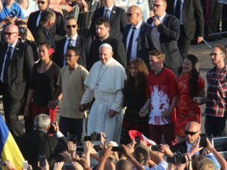 Đức Giáo Hoàng Phanxicô đến dự buổi cầu nguyện ngày 30 tháng 7 với những người hành hương Ngày Giới trẻ Thế giới tại Cánh đồng Lòng thương xót ở Krakow, Ba Lan. (Tín dụng: CNS)