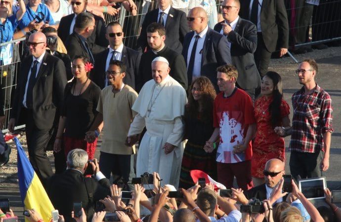 Đức Giáo Hoàng Phanxicô đến dự buổi cầu nguyện ngày 30 tháng 7 với những người hành hương Ngày Giới trẻ Thế giới tại Cánh đồng Lòng thương xót ở Krakow, Ba Lan. (Tín dụng: CNS)