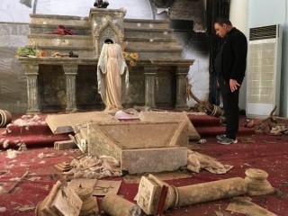 Một nhà thờ Công giáo bị phiến quân Nhà nước Hồi giáo phá hủy ở Karamdes, Iraq, được một linh mục kiểm tra sau khi giải phóng năm 2016 của thị trấn chủ yếu là Cơ đốc giáo. John John Baptist Baptist Hiệp hội Hiệp sĩ Columbus 10305 ở Fort Calhoun, Neb., Đang hỗ trợ nỗ lực giúp đỡ các Kitô hữu ở Syria và Iraq, những người bị đuổi khỏi nhà bởi khủng bố, diệt chủng và chiến tranh. (Tín dụng: CNS)
 