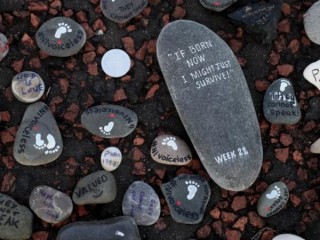 Những viên đá được đặt bởi những người ủng hộ sự sống là một phần của cuộc biểu tình im lặng vào ngày 30 tháng 11 năm 2019, tại Belfast, Bắc Ireland. (Tín dụng: Brian Lawless / Reuters qua CNS.)