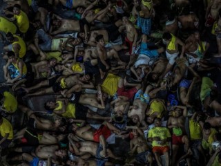 Những người bị giam giữ trong nhà tù thành phố của thành phố Quezon ở thủ đô Philippines đã sẵn sàng cho đêm 27 tháng 3. Các nhà chức trách đã thừa nhận rằng nhà tù quá đông và các cơ sở giam giữ ở nước này đang gặp vấn đề trong thời gian xảy ra đại dịch. (Ảnh của Jire Carreon)