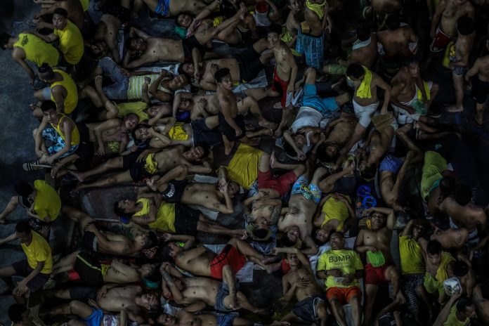 Những người bị giam giữ trong nhà tù thành phố của thành phố Quezon ở thủ đô Philippines đã sẵn sàng cho đêm 27 tháng 3. Các nhà chức trách đã thừa nhận rằng nhà tù quá đông và các cơ sở giam giữ ở nước này đang gặp vấn đề trong thời gian xảy ra đại dịch. (Ảnh của Jire Carreon)