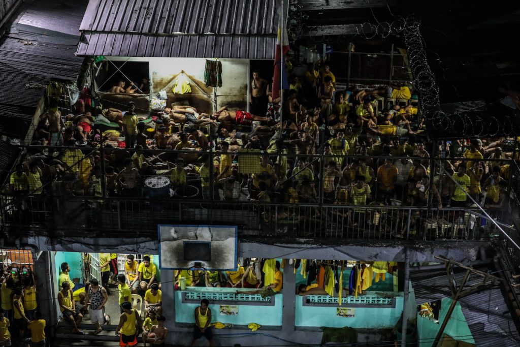 Những người bị giam giữ ngủ trên sân thượng của nhà tù thành phố Quezon ở thủ đô của Philippines vào ngày 27 tháng 3. Sự tắc nghẽn của các cơ sở giam giữ ở nước này là một vấn đề nghiêm trọng ngay cả trước đại dịch coronavirus mới. (Ảnh của Jire Carreon)