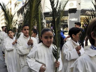 Những đứa trẻ Maronite cầm lá cọ trong một cuộc rước chủ nhật Palm ở Tripoli, Lebanon, trong bức ảnh tập tin này. (Tín dụng: Omar Ibrahim / Reuters qua CNS.)