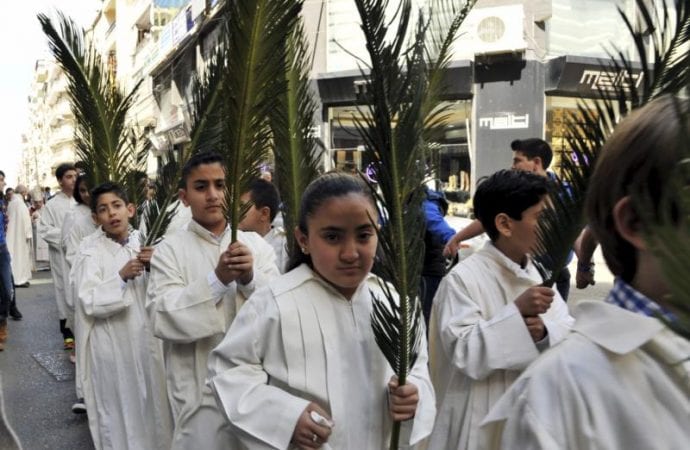 Những đứa trẻ Maronite cầm lá cọ trong một cuộc rước chủ nhật Palm ở Tripoli, Lebanon, trong bức ảnh tập tin này. (Tín dụng: Omar Ibrahim / Reuters qua CNS.)