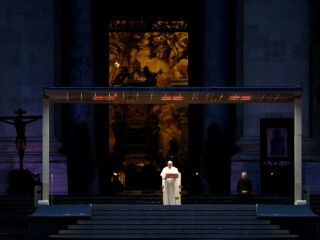 Đức Giáo Hoàng Phanxicô dẫn đầu một dịch vụ cầu nguyện trong Quảng trường Thánh Peter trống rỗng tại Vatican ngày 27 tháng 3 năm 2020. (Ảnh CNS / Guglielmo Mangiapane, hồ bơi qua Reuters)