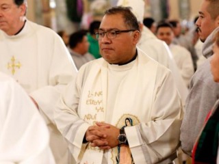 Cha Jorge Ortiz-Garay, điều phối viên mục vụ cho những người nhập cư Mexico ở Giáo phận Brooklyn, NY, được nhìn thấy đang xử lý vào đầu Thánh lễ đánh dấu ngày lễ Đức Mẹ Guadalupe ngày 12 tháng 12 năm 2018, tại Nhà thờ Chính tòa St. Joseph ở Brooklyn. Ông qua đời ngày 27 tháng 3 năm 2020, do các biến chứng liên quan đến coronavirus. (Tín dụng: Gregory A. Shemitz / CNS.)