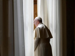 Đức Giáo Hoàng Phanxicô nhìn ra cửa sổ thư viện giáo hoàng trong Cung điện Tông đồ vào Quảng trường Thánh Peter trống rỗng ngày 13 tháng 4 năm 2020, sau khi đọc kinh "Regina Coeli" qua buổi livestream. (Tín dụng: ảnh CNS / Truyền thông Vatican.)