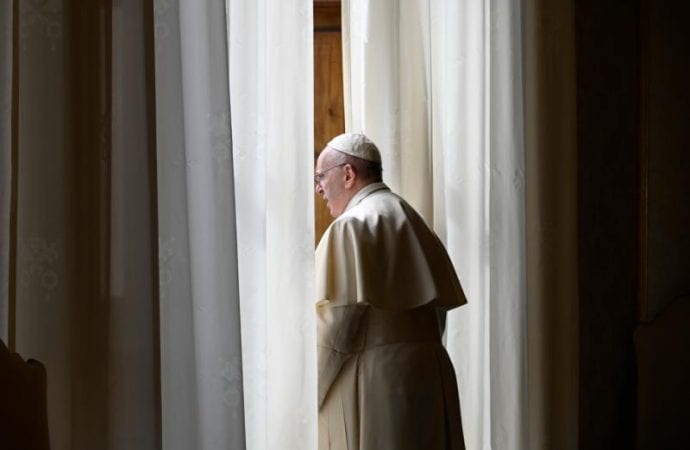 Đức Giáo Hoàng Phanxicô nhìn ra cửa sổ thư viện giáo hoàng trong Cung điện Tông đồ vào Quảng trường Thánh Peter trống rỗng ngày 13 tháng 4 năm 2020, sau khi đọc kinh "Regina Coeli" qua buổi livestream. (Tín dụng: ảnh CNS / Truyền thông Vatican.)