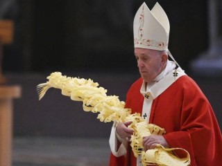 Đức Giáo hoàng Phanxicô giữ một nhánh cọ khi ngài cử hành Thánh lễ Chúa nhật Palm sau cánh cửa đóng kín tại Nhà thờ Thánh Peter, tại Vatican, Chủ nhật, ngày 5 tháng 4 năm 2020, trong thời gian khóa nhằm mục đích kiềm chế sự lây lan của nhiễm trùng COVID-19, gây ra bởi coronavirus mới. (Tín dụng: Ảnh AP / hồ bơi / Alberto Pizzoli.)