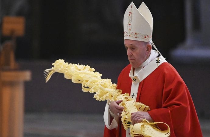 Đức Giáo hoàng Phanxicô giữ một nhánh cọ khi ngài cử hành Thánh lễ Chúa nhật Palm sau cánh cửa đóng kín tại Nhà thờ Thánh Peter, tại Vatican, Chủ nhật, ngày 5 tháng 4 năm 2020, trong thời gian khóa nhằm mục đích kiềm chế sự lây lan của nhiễm trùng COVID-19, gây ra bởi coronavirus mới. (Tín dụng: Ảnh AP / hồ bơi / Alberto Pizzoli.)