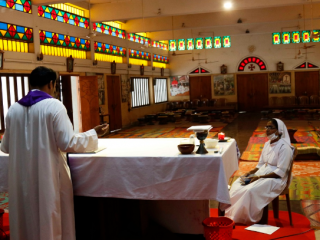 Một nữ tu tham dự Thánh lễ Chúa nhật Lễ Lá tại Nhà thờ Công giáo Mary Queen of Apostles ở Mirpur, thủ đô Bangladesh vào ngày 5 tháng 4 khi các tín hữu ở nhà trong thời gian khóa coronavirus. (Ảnh: Stephan Uttom / Tin tức UCA)