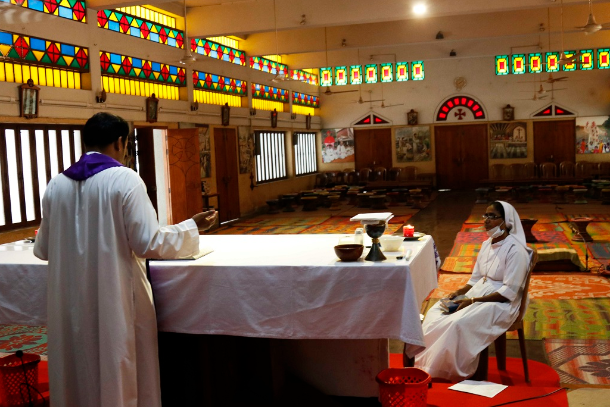 Một nữ tu tham dự Thánh lễ Chúa nhật Lễ Lá tại Nhà thờ Công giáo Mary Queen of Apostles ở Mirpur, thủ đô Bangladesh vào ngày 5 tháng 4 khi các tín hữu ở nhà trong thời gian khóa coronavirus. (Ảnh: Stephan Uttom / Tin tức UCA)