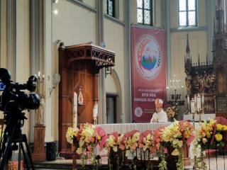 Đức Hồng Y Ignatius Suharyo Hardjoatmodjo cử hành Thánh lễ Giáo hoàng được phát trực tiếp vào ngày 12 tháng 4 từ Nhà thờ Đức Mẹ của Nhà thờ Giả định ở trung tâm Jakarta. (Ảnh được cung cấp bởi Susyana Suwadie / Nhà thờ chính tòa Jakarta)