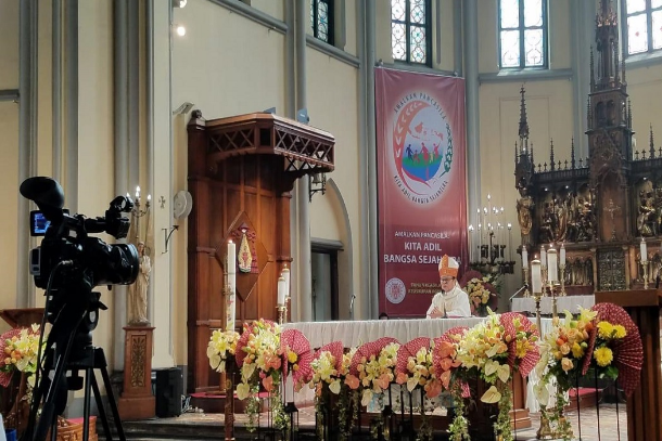 Đức Hồng Y Ignatius Suharyo Hardjoatmodjo cử hành Thánh lễ Giáo hoàng được phát trực tiếp vào ngày 12 tháng 4 từ Nhà thờ Đức Mẹ của Nhà thờ Giả định ở trung tâm Jakarta. (Ảnh được cung cấp bởi Susyana Suwadie / Nhà thờ chính tòa Jakarta)