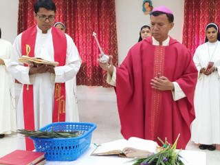 Đức Tổng Giám mục Sebastian Shaw cử hành Thánh lễ Chúa nhật Lễ Lá tại nhà giám mục ở thành phố Lahore. (Ảnh: Công giáo TV Facebook Facebook)