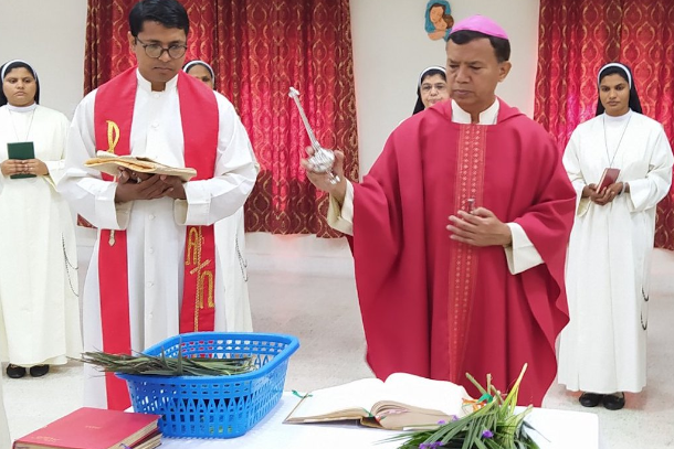 Đức Tổng Giám mục Sebastian Shaw cử hành Thánh lễ Chúa nhật Lễ Lá tại nhà giám mục ở thành phố Lahore. (Ảnh: Công giáo TV Facebook Facebook)