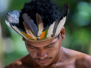 Một người đàn ông bản địa thuộc nhóm dân tộc Pataxo được nhìn thấy ở Sao Joaquim de Bicas, Brazil, ngày 25 tháng 3 năm 2020. (Tín dụng: Washington Alves / Reuters qua CNS.)