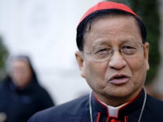 Trong một bức ảnh, Đức Hồng Y Charles Bo nói chuyện trong một cuộc phỏng vấn với Associated Press, tại Rome, Thứ Sáu, ngày 17 tháng 11 năm 2017. (Tín dụng: Andrew Medichini / AP.)