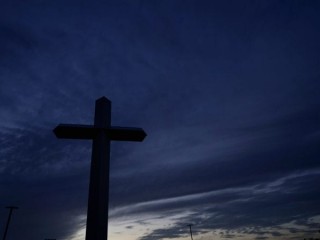 Một cây thánh giá được in bóng khi mặt trời lặn vào Thứ Sáu Tuần Thánh, ngày 10 tháng 4 năm 2020, tại Tomball, Texas. (Tín dụng: David J. Phillip / AP.)
